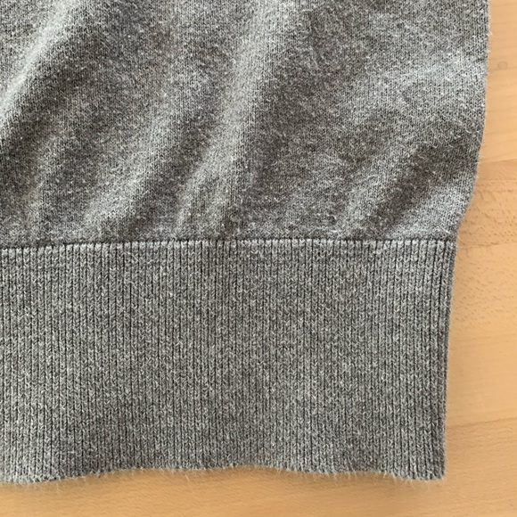 Men’s Gap V-Neck Sweater - Picture 4 of 4